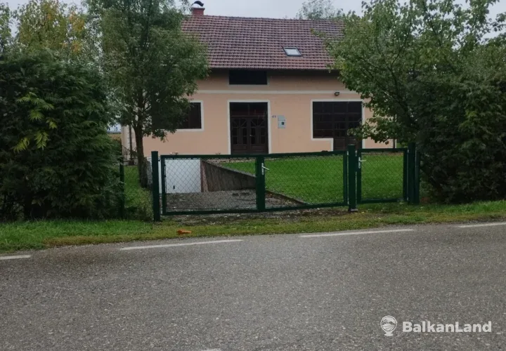 Plac sa kućom i okućnicom 1.350 m² + 15.000 m² zemljišta, Maglajani, Laktaši