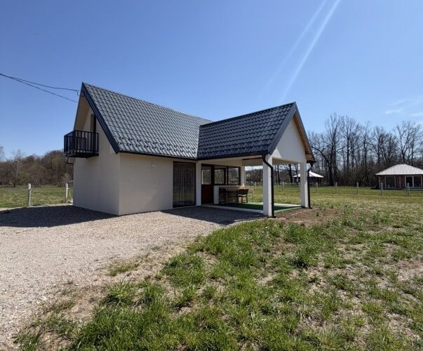 Vikendica sa građevinskom dozvolom na parceli 1.000 m² – Kadinjani, Slatina, Laktaši