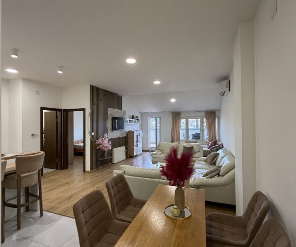 Namješten dvosoban stan 72,55 m² sa zatvorenim balkonom – Vidovdanska, centar, Banja Luka
