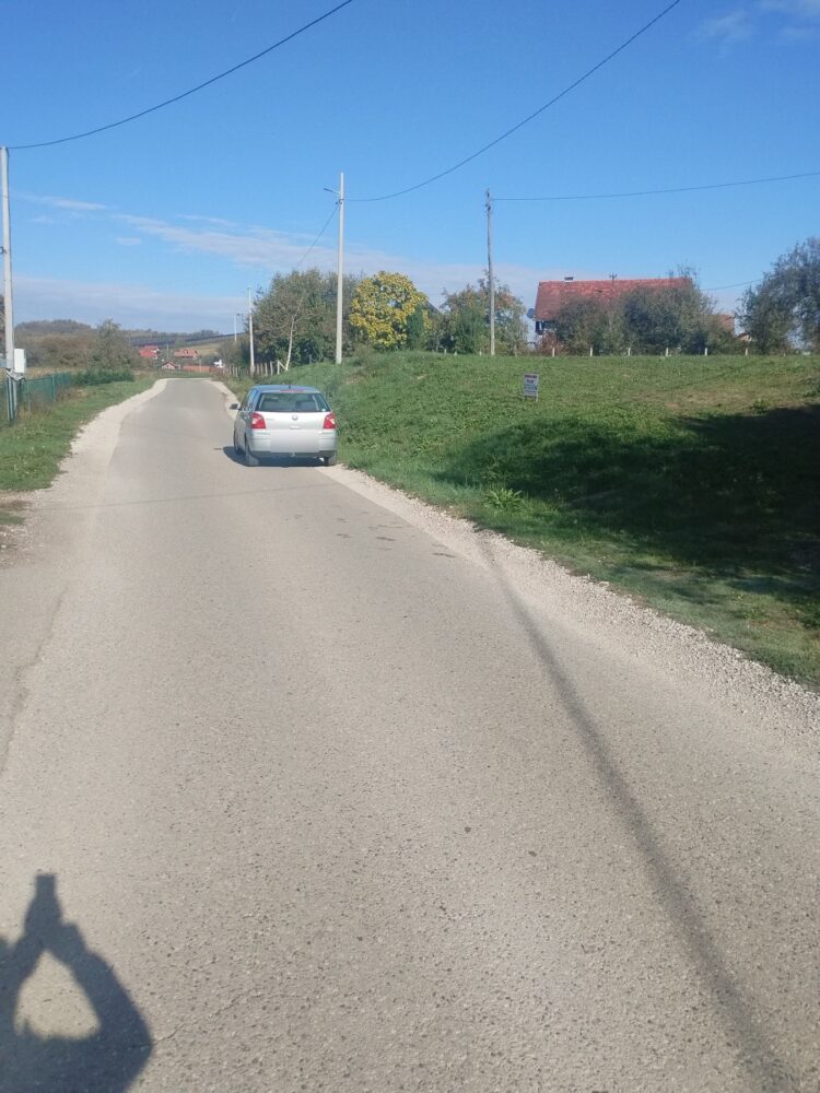 Plac cca 1.200 m² na asfaltu, kompletna infrastruktura – Laktaši, Laktaši
